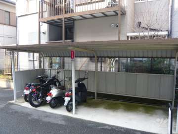 バイク置場（屋根付きです）