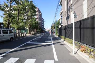 敷地西側の前面道路
