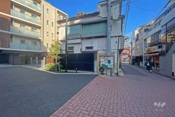 敷地西側の前面道路（南側から）