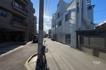 敷地北西側の前面道路(北東側から）
