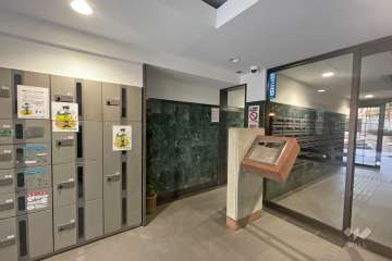 エントランスはオートロック付きです。