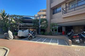 敷地内駐車場（屋外機械式）とバイク置き場