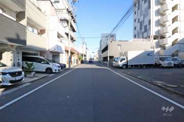 敷地北側の前面道路(西側から)