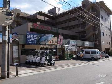 1階には店舗が入っており、バス停が目の前にあります。