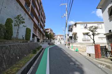 敷地北東側の前面道路（南側から）