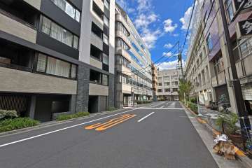 敷地の南西側前面道路は銀中通りです（北西側から）。