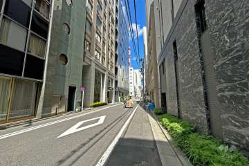 敷地の北西側前面道路は木挽町通りです（南西側から）。