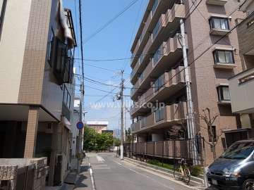 敷地南側の前面道路。敷地の南、西、北の3方が接道しています。