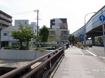 敷地の約25m南西側には国道43号線が走っています。