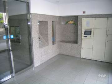 宅配ボックスとオートロックの付いたエントランスホール