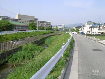 敷地の北側には最明寺川が流れています