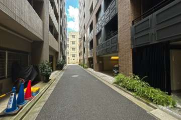 敷地北東側の前面道路（北西側から）
