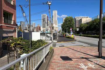 敷地の南東側前面道路（南西側から）