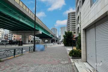 敷地の北東側前面道路（北西側から）