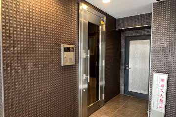 エントランスはオートロック付きです。