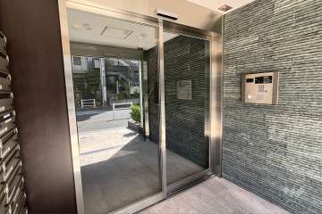 エントランスはオートロック付きです。