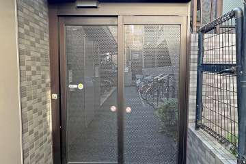 敷地部分にある駐輪場の出入り口