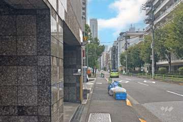 敷地北西側の前面道路（北東側から）