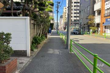 敷地の北東側前面道路（南東側から）