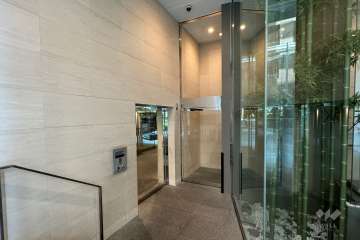 エントランスはオートロック付きです。