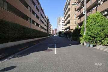 敷地北東側の前面道路