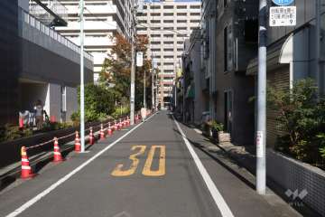 敷地南東側の前面道路(南西側から)
