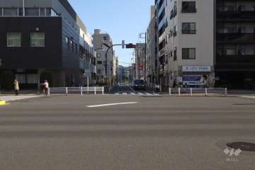 敷地南西側の前面道路(北西側から)