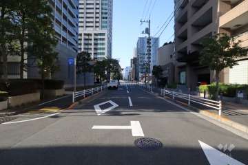 敷地北東側の前面道路(南東側から)