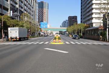 敷地南東側の前面道路(南西側から)