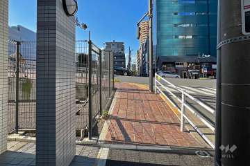 敷地の北東側前面道路（南東側から）