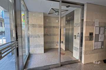 エントランスはオートロック付きです。