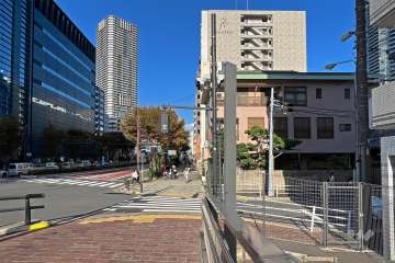 敷地の北西側前面道路は清澄通りです（南西側から）。