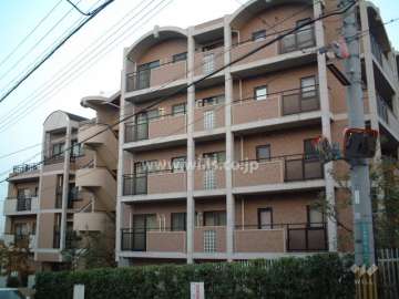 仁川くすの木通りアーバンライフの外観（南西側から）