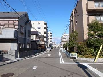 敷地西側の前面道路。