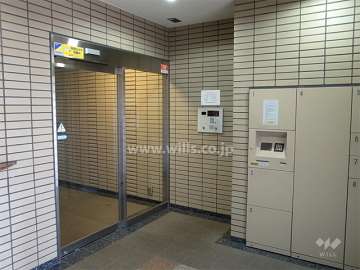 オートロックの操作盤と宅配ボックス