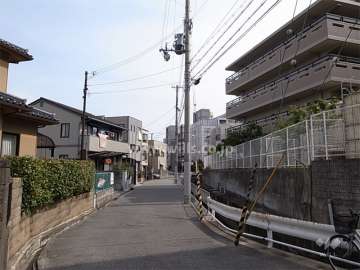 敷地の北西側には水路が流れています。