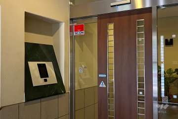 エントランスはオートロック付きです。