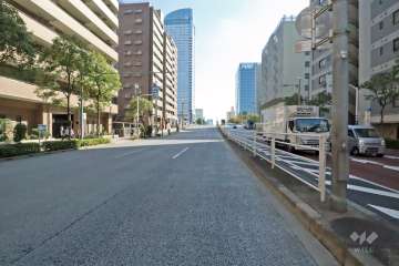 敷地南西側の前面道路は晴海通りです(北西側から)。