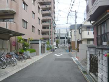 周辺の街並み（マンションと一戸建てが混在しています）
