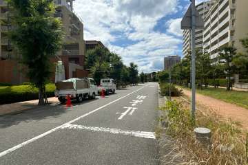 敷地南側の前面道路（東側から）