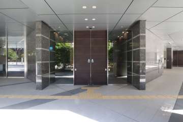 エントランスはオートロック付きです。