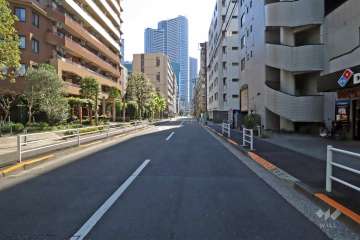 敷地南西側の前面道路（北西側から）