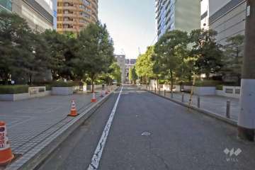 敷地北西側の前面道路（北東側から）