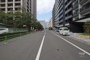 敷地北東側の前面道路（南東側から）