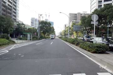 敷地北西側の前面道路(南東側から)