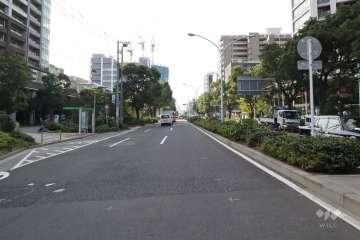 敷地北西側の前面道路(北東側から)