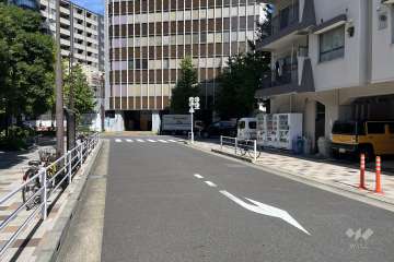 敷地の西側前面道路（南側から）