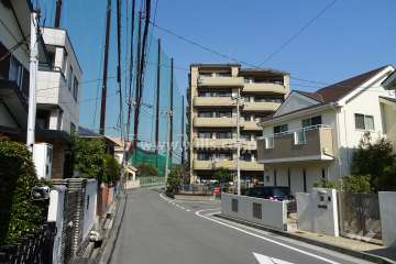 敷地西側の前面道路