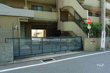 駐車場出入り口