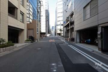 敷地北東側の前面道路(南東側から)